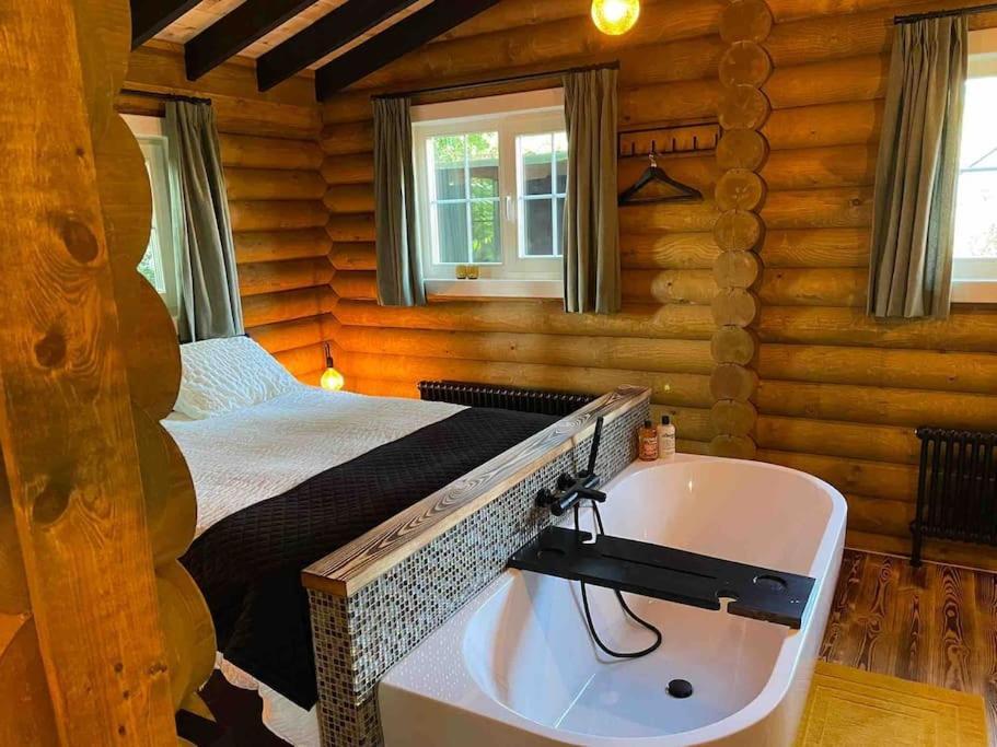 Knusse En Gezellige Blokhut De Bijenstal Villa Dedemsvaart Luaran gambar